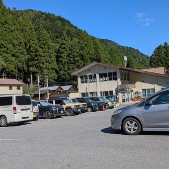 朽木市民センター駐車場、満車に近い。土曜朝9時過ぎ