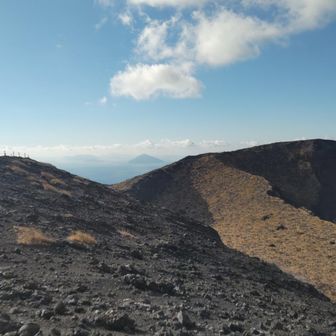 お鉢の向こうに伊豆諸島が見えます。