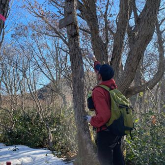 前山、到着です。
何年か前、積雪期に来た時は、「前山」の看板がJOGの胸下あたりにあったんだよ
