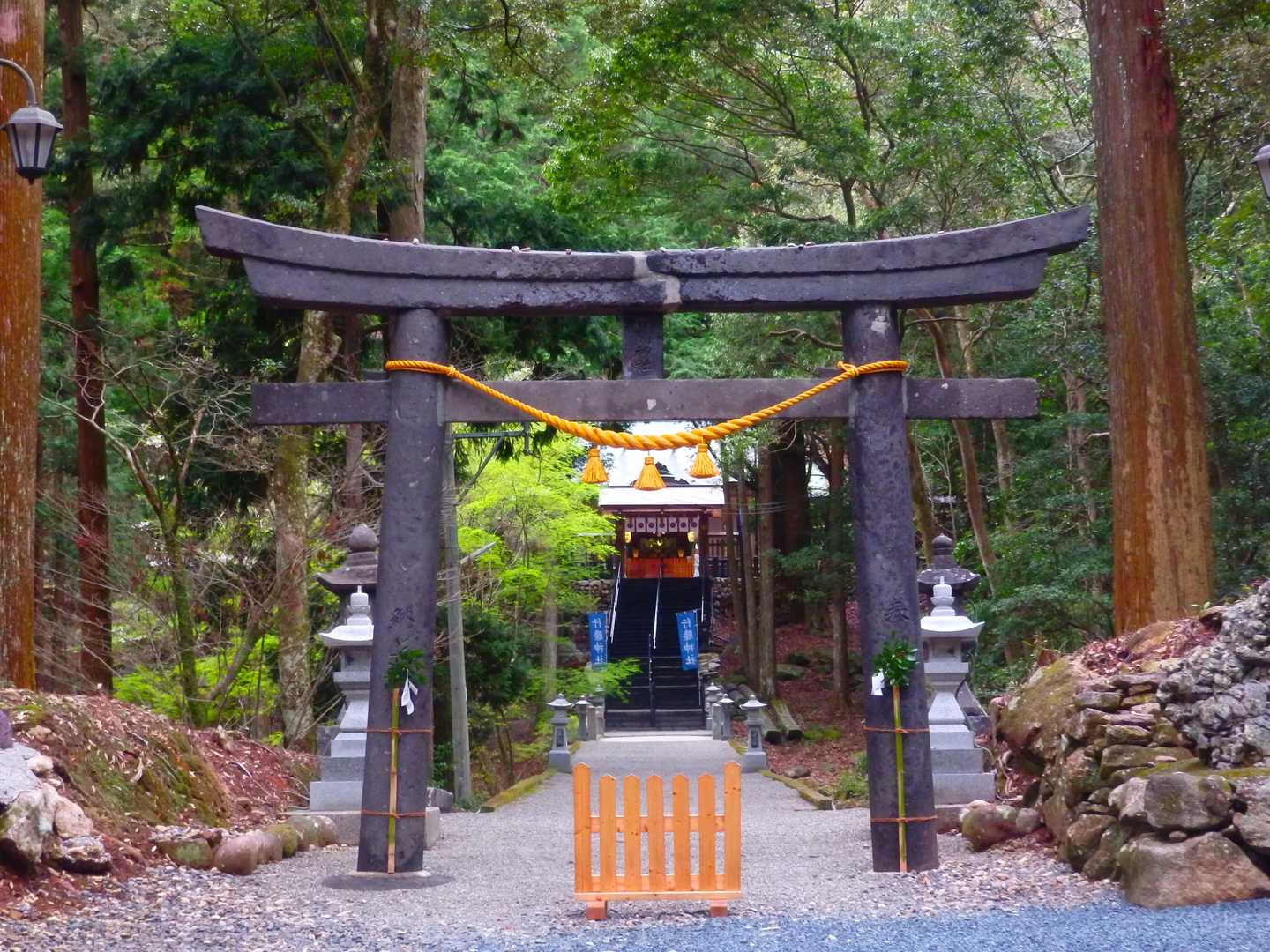 まずは行縢神社へ