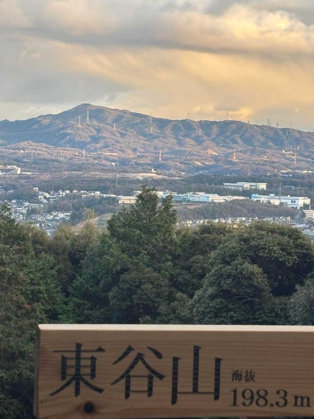 2回目の山頂😀
夕日に照らされる猿投山⛰️
今年一番お世話になりました😊
（追伸）
山頂展望台は残念ながら立入禁止でした😆