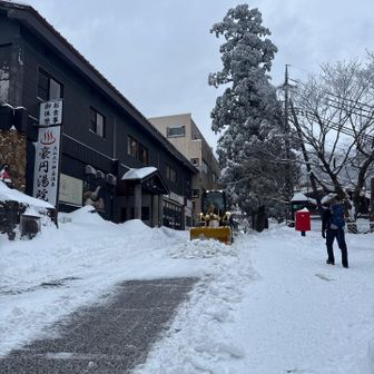 参道こんな感じなんで、凍結で滑りたくないから下からアイゼン着用