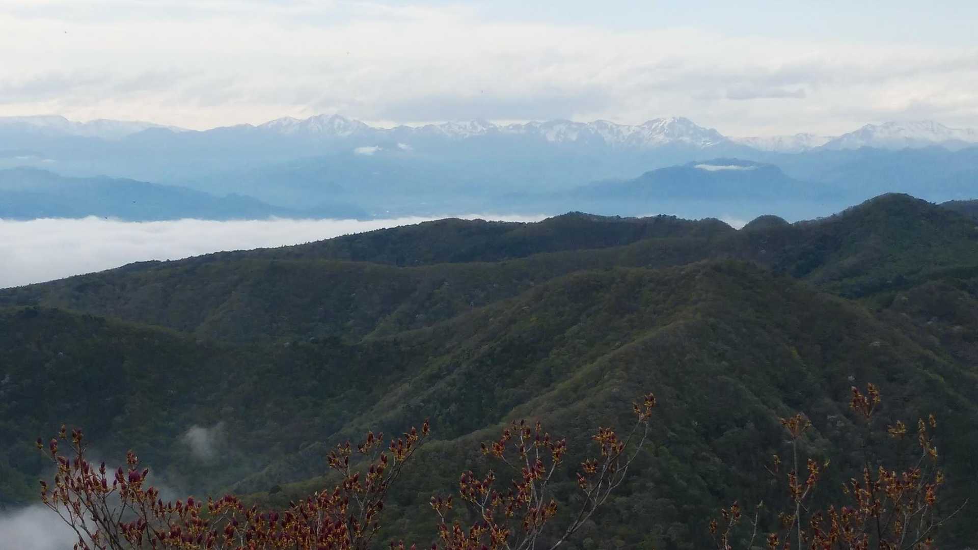 微かに谷川連峰