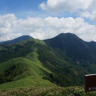 丸石山頂から次郎岌と後ろに剣山