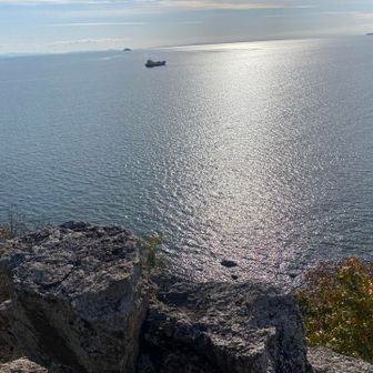 この岩を見るとロープがあるなーと思って下を見るとクライマーの人と目が合ってびっくりしました🧗