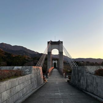 橋を渡り、しばらく舗装路、林道を進む