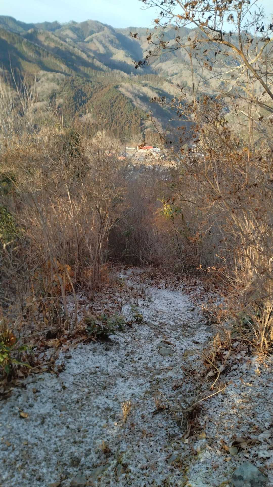 ここからの下りが要注意！
うっすらと雪…❄