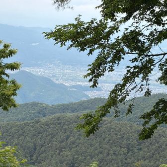 山頂に戻ってきました
さっきより千曲市方面の眺望が良くなってきました
左下に、有明山と将軍塚古墳
雨が降ってくる前に下ります
