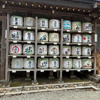 弥彦神社本殿の横に新潟県内にある酒蔵の樽が飾らせていました。