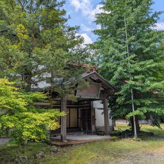 かつては信仰を一心に集めていた場所も今はただ朽ちていくのをかろうじて留めるばかりだ。