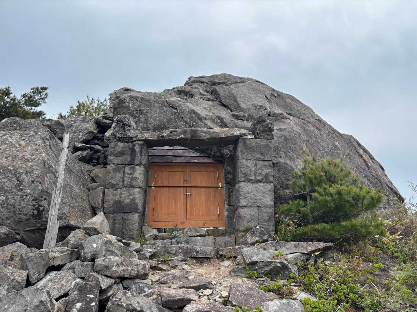 七面山の祠