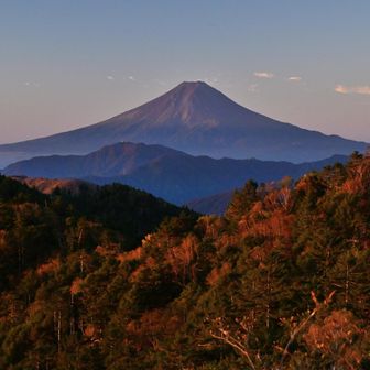 朝日で赤く染まる富士山
陽が上がるにつれてどんどん色が変わっていく