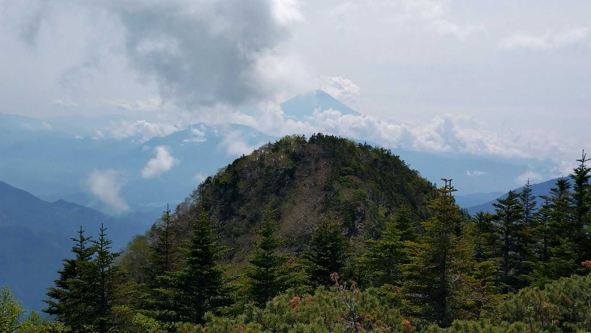 小笊ヶ岳越しの富士山🗻
パーフェクトとはいきませんでしたが、この時期にしてはイイ方なんじゃないでしょうか❓️😁👍
さて、戻りましょうか🚶‍➡️