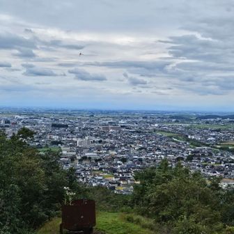 足利の街並みも綺麗です✨️
夜景🌃も綺麗そうだな🤗
茂みの中を突き進まなきゃ後悔しちゃったなと思ったけど🫪行かなきゃどんな山頂だかわからないから後悔しませんね😇

お疲れ山でした🎶