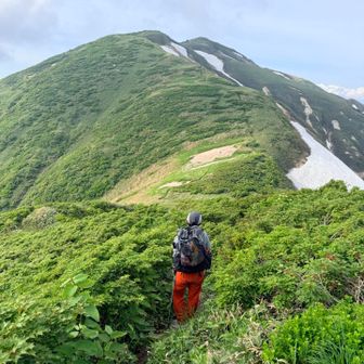頼母木小屋でテント⛺️張って昼メシ食べ
まったりしたら、朳差岳に行く気がなくなってしまっていた所に、カメラ📷のレンズカバーを拾ってくれた方から、ここに来て朳差岳⛰️行かないの❓
勿体無いよっ！と‥😅
まだ行って帰って来れるギリギリの時間⏰
急いで出発して行った朳差岳⛰️✨
来て良かった🙌🥰
背中を押して頂きありがとうございました☆
その方達は、なんと日帰り😅
ここを日帰りで来れる方は強者です。🤣