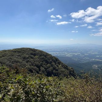 女岳が見えます。
あの右側の尾根道を登ってきたようです。