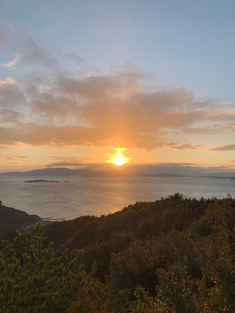 明けましてお目出とう御座います。
八丈岩山には多くの人
今日は賑やかで良い😊