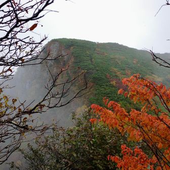 少しガスがとれて、景色が出てきました。前方の雲峰山。