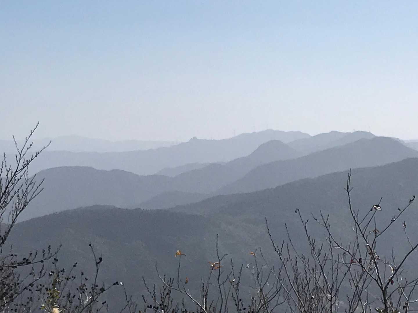 霞んでいるけど，こうやって見るとやまなみが水墨画のよう