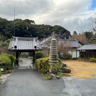 青空出るまで、承福寺のトイレ（右端）の軒下で雨宿りさせて頂きました🙇‍♂️
