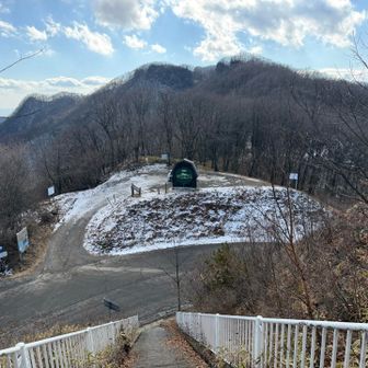 鳥居をくぐると二度上峠と展望エリア