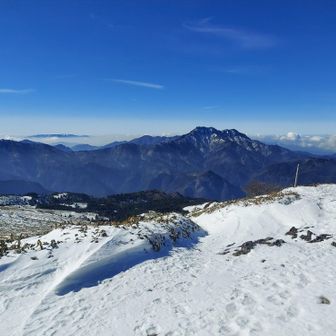 雪原も笹の頭出てますね
北斜面は終わったので、ワカンはここで外してアイゼンのみで下山します
