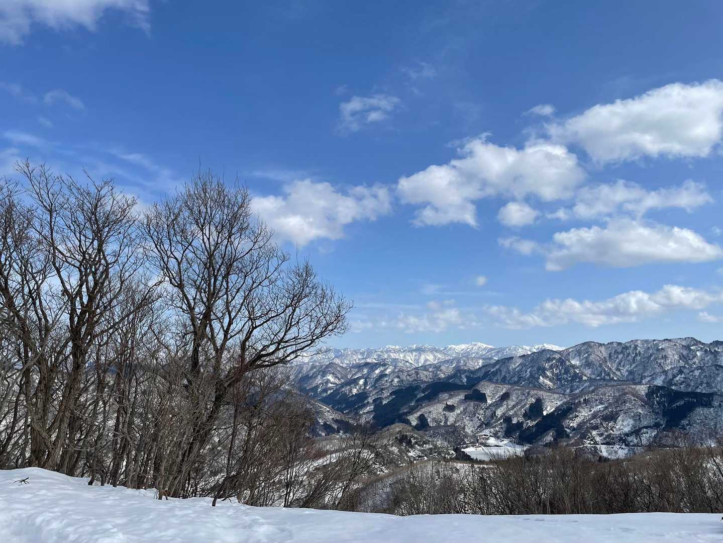 こちらは青空✨
白山みたいに真っ白な山は大笠山と笈ヶ岳🏔
