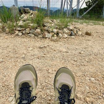 メレルのトレイルグローブ8、ここまでなかなか良い感じかと❓
アルトラで感じる緩さやトラクション不足は特に不満とは思わないレベルまで改善❗️地下足袋とまではいきませんが、余裕あり過ぎないフィット感でつま先を引っかけたり引きずったりということも少なくなってます👍

暑いので(下界最高気温38-39℃🥵)のんびり休憩しようと思ってましたが、急に雨が降り出したのであわてて下山します💨