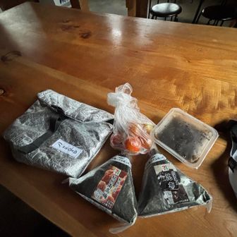 肩の小屋🛖にて朝食
🍙& もずく、家で採れた有機ミニ🍅
