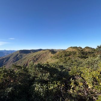 会津駒ヶ岳へと続く素晴らしい稜線
登山道が無いのが惜しまれる。
ここは残雪期限定の名コース…