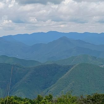 真ん中は伊豆ヶ岳
とても存在感がある！
左は武川岳