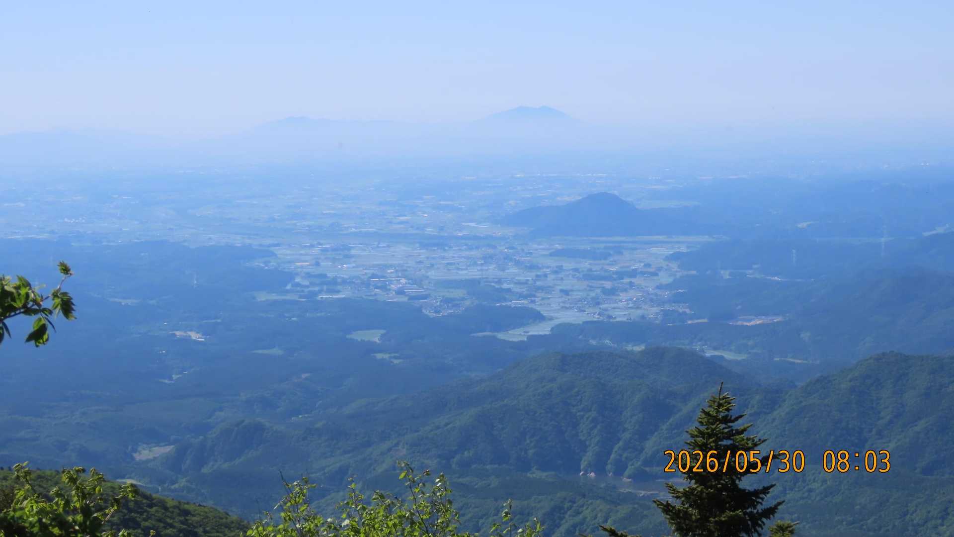 うっすら見えるは筑波山