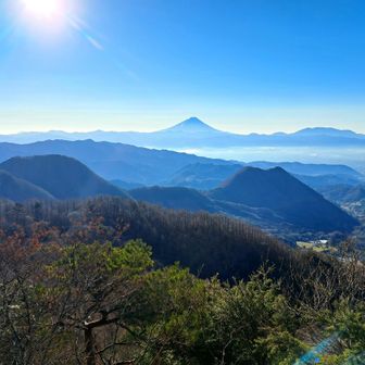 曲岳より少し下った｢展望舞台｣より
富士山🗻と甲府盆地、手前に太刀岡山