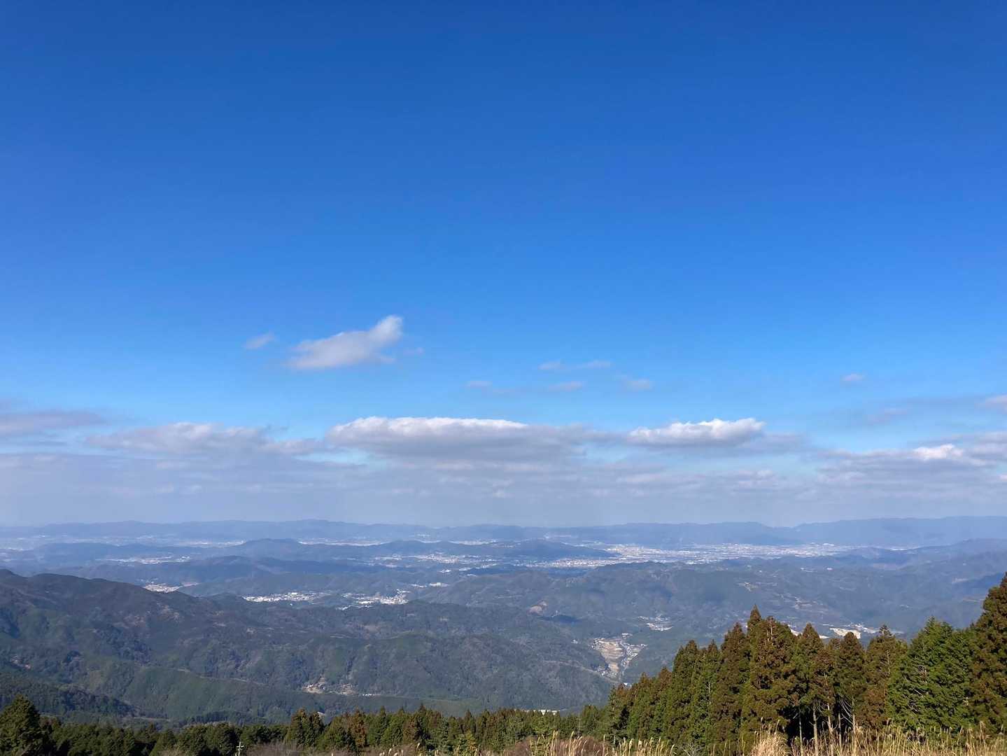 北向くと、和歌山市や紀の川市の市街地がよくみえる。