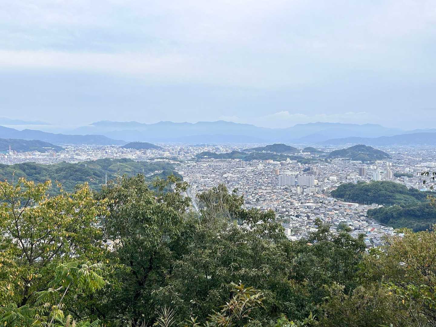 眺望は結構良かったです😍
石鎚山、東温アルプス、松山城、総合公園まで眺められます！