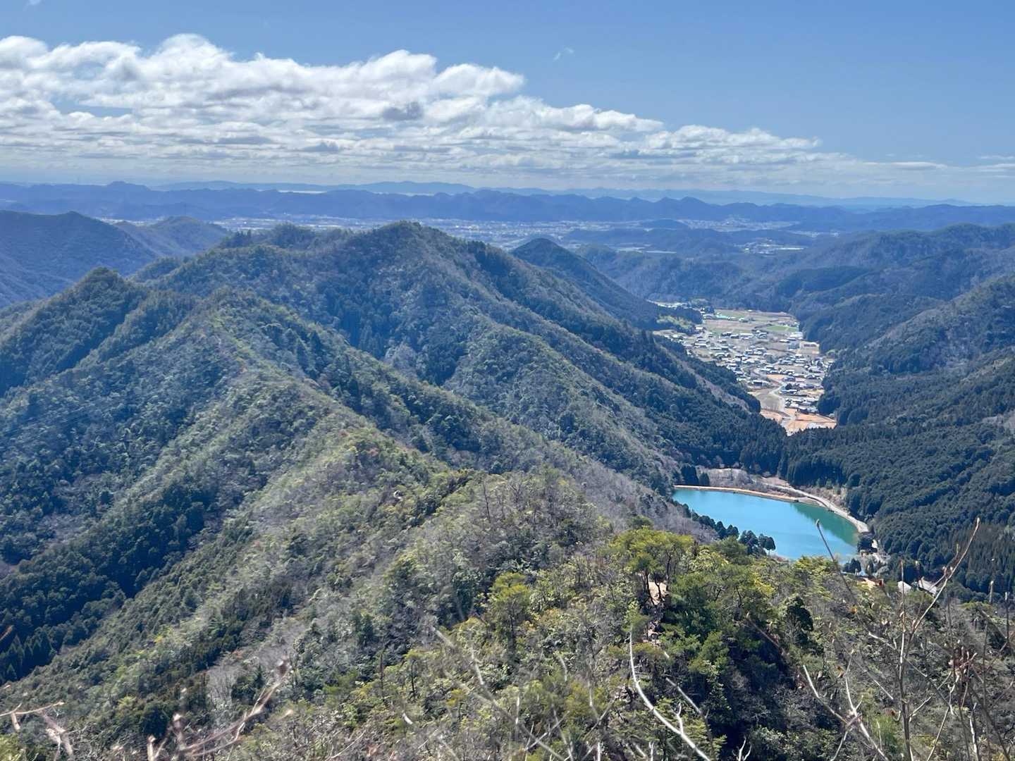 登山口の池がエメラルドグリーン綺麗