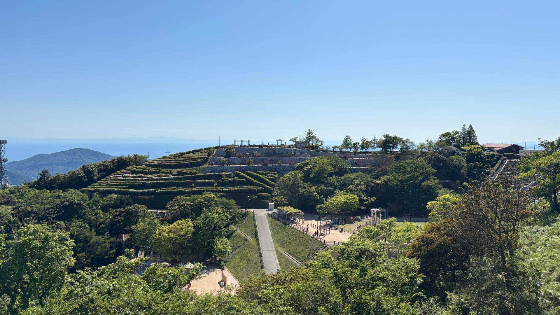 とても整備された山頂公園になってます。