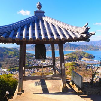 山頂の鐘撞堂　コーン