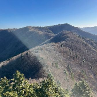 「鯛ノ頭」手前の展望岩から振り返る