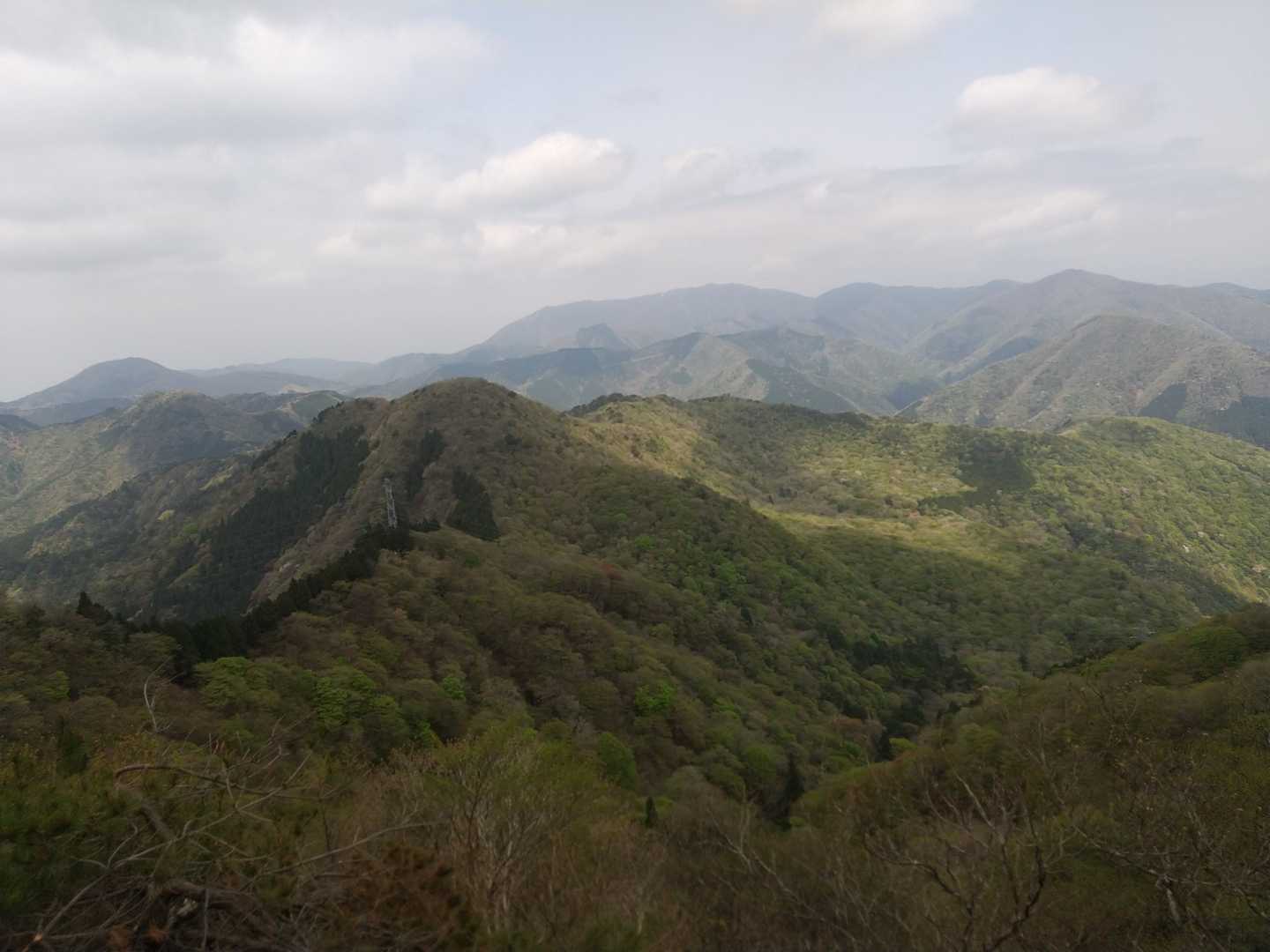 霊仙山方面  ガスは晴れたがあい変わらず風は強く冷たい