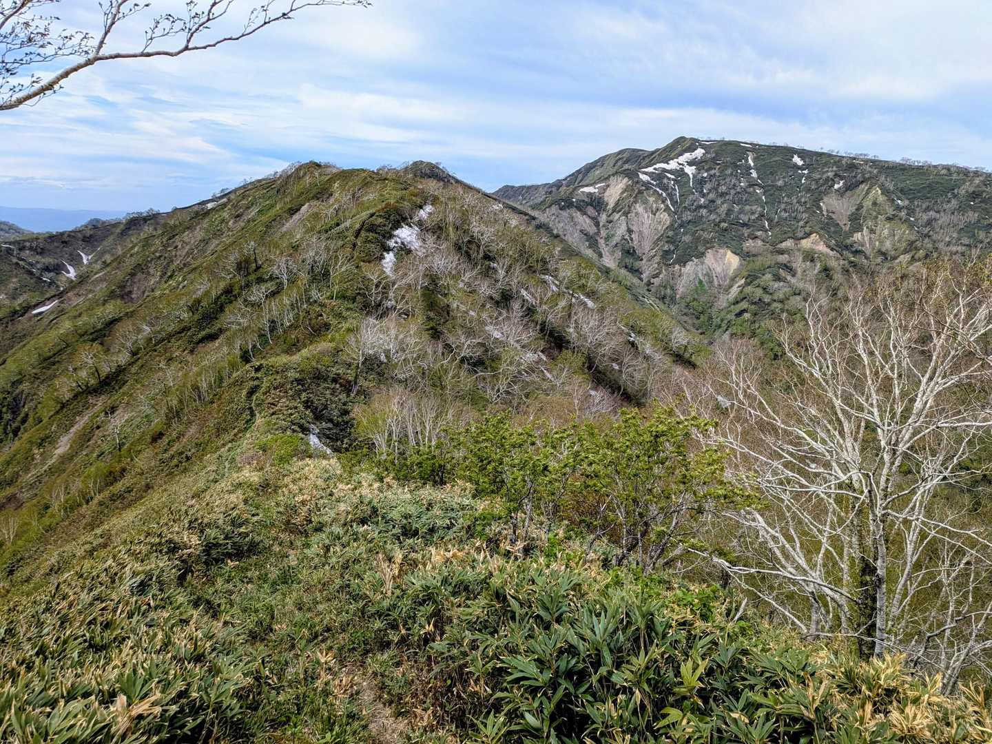 正面が樺戸山・右奥が隈根尻山です。