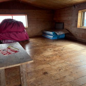白鳥小屋紹介💁２階部分

パッドや布団があります。