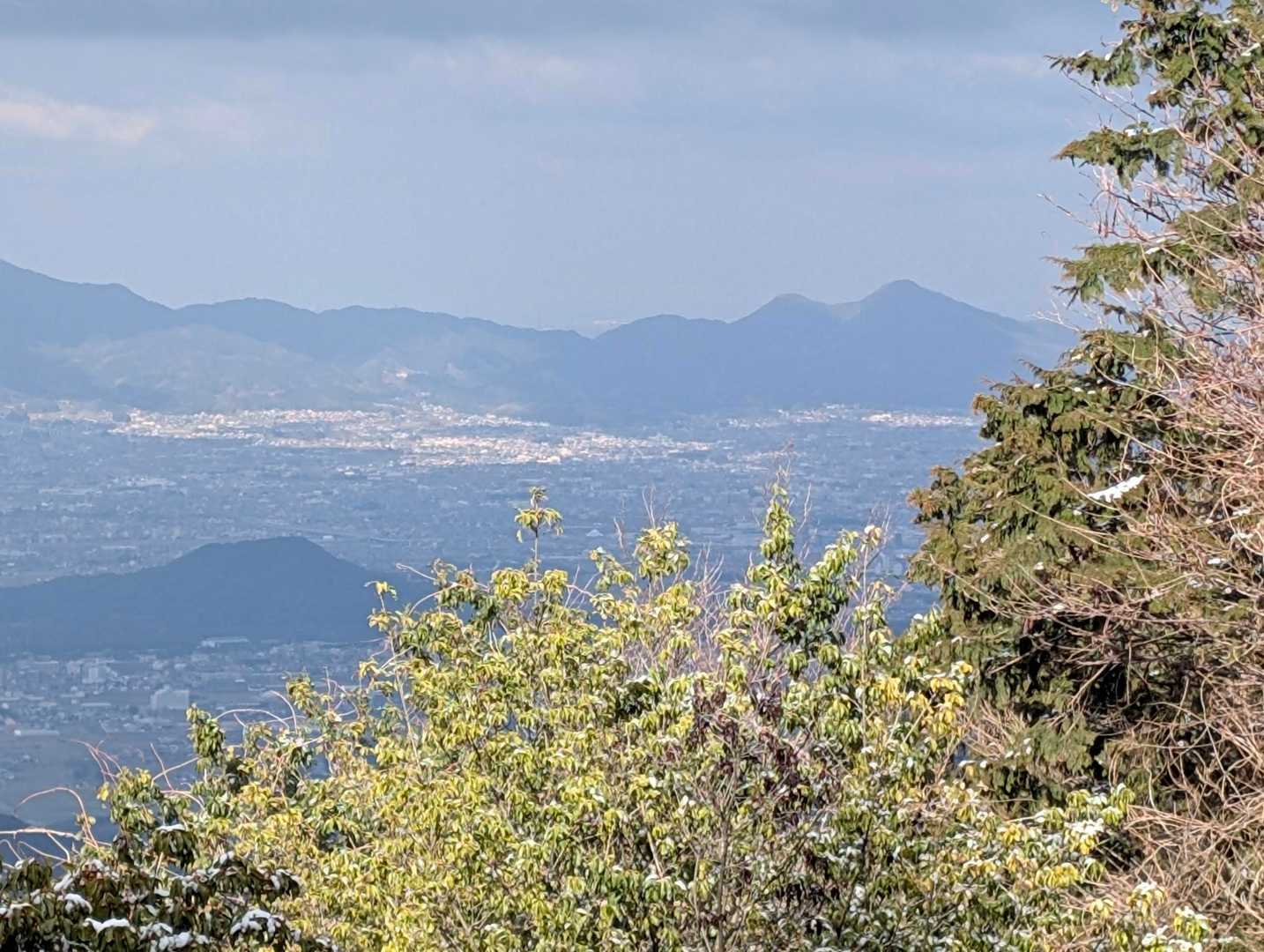 右端は、二上山。左手前は、畝傍山
いつも、向こうから見ています。