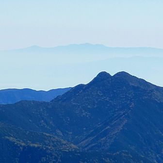 天城山、手前の猫耳は笊ヶ岳