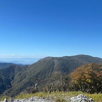 鈴鹿山脈最高峰 御池岳の勇姿⛰️
いつか登ってみたいお山です🫠
左奥には琵琶湖も👀