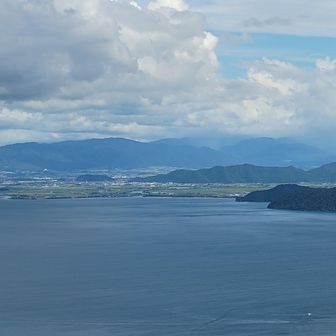 奧に鈴鹿山脈