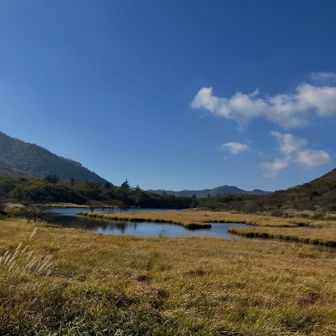 覚満淵　画面より右側に駒ヶ岳から篭山への美しい稜線を下から眺められます