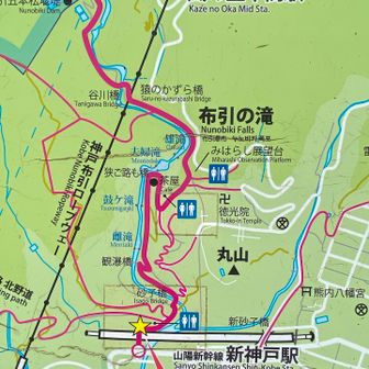 途中、滝や貯水湖が見れて、トイレもあるし安心。