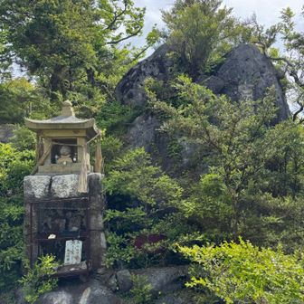 山頂の白山神社の祠と大岩。
登山者の安全を見守ってくれています。