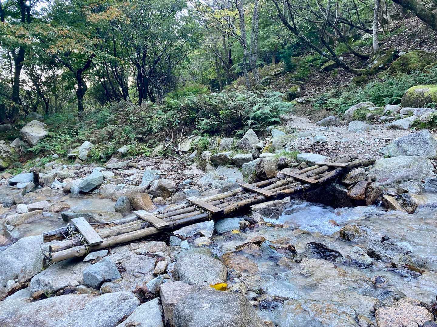最後の渡渉は橋があった🙌
ちょっとボロいけどありがたい〜